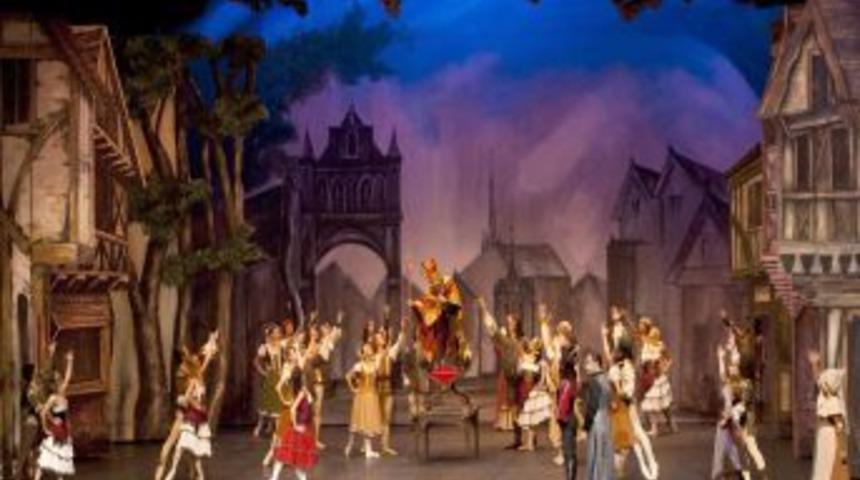 'Notre Dame'in Kamburu' bale sahnesinde