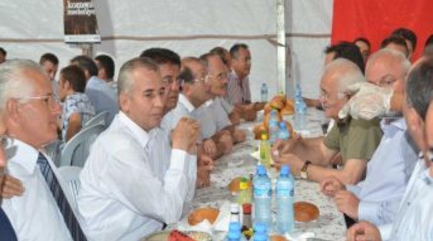 Denizli protokol&uuml; vatandaşlarla birlikte &ccedil;adırda iftar etti