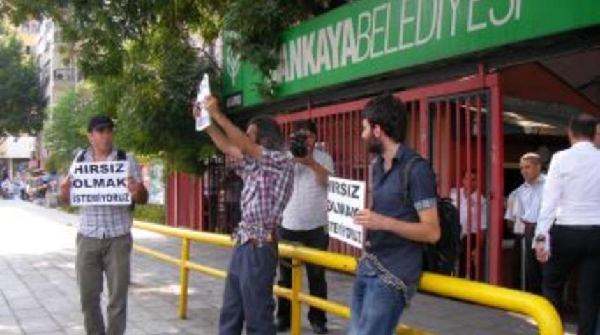 &Ccedil;ankaya Belediyesi &ouml;n&uuml;ne kendini zincirleyen işportacılar g&ouml;zaltına alındı