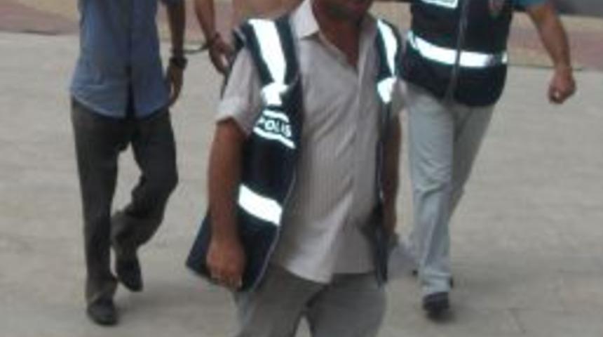 Alman turisti muhabbete daldırıp c&uuml;zdanını &ccedil;aldılar