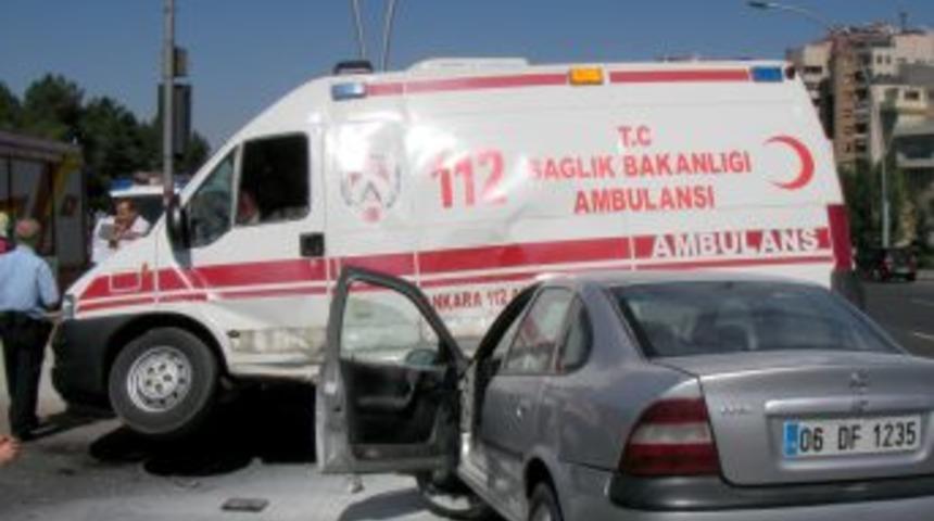 Acil vakaya giden ambulans kaza yaptı: 2 yaralı