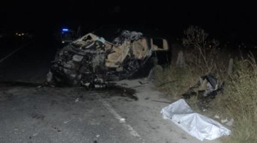 Minib&uuml;s kamyonla &ccedil;arpıştı: 1 &ouml;l&uuml;