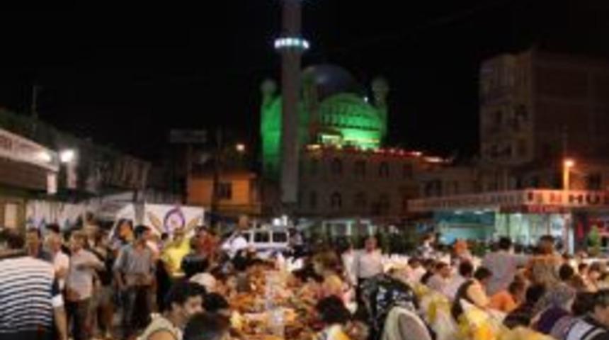 Hayırsever işadamı, herg&uuml;n 2 bin kişiye iftar ve sahur verdi