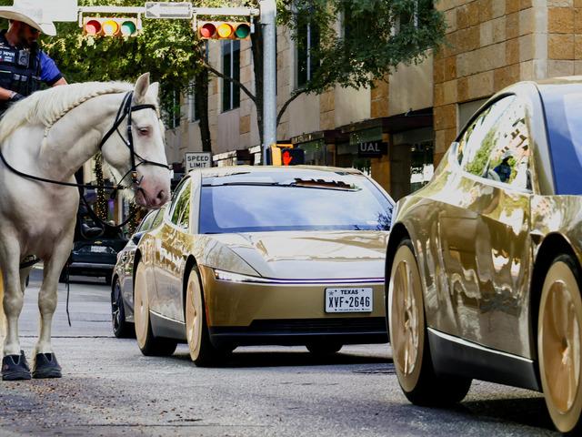 S&uuml;r&uuml;c&uuml;s&uuml;z Tesla'ya bindi, 10 dakikalık yol 70 dakika s&uuml;rd&uuml;!