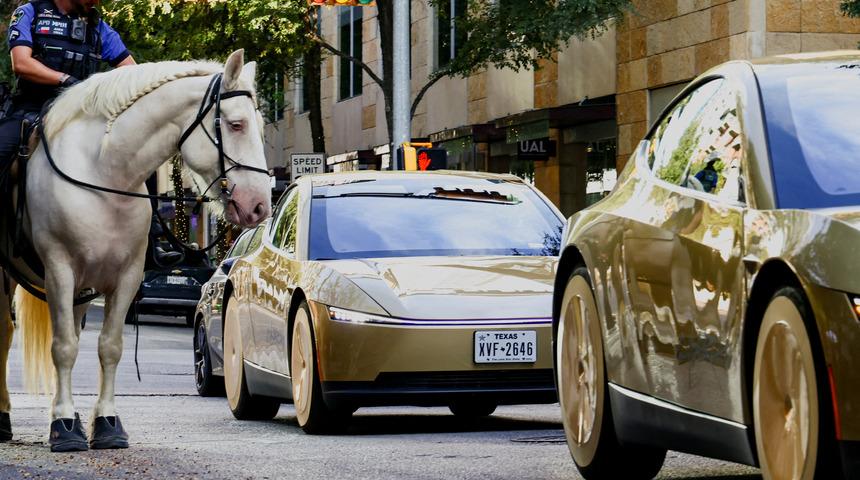 S&uuml;r&uuml;c&uuml;s&uuml;z Tesla'ya bindi, 10 dakikalık yol 70 dakika s&uuml;rd&uuml;! Peki neden?