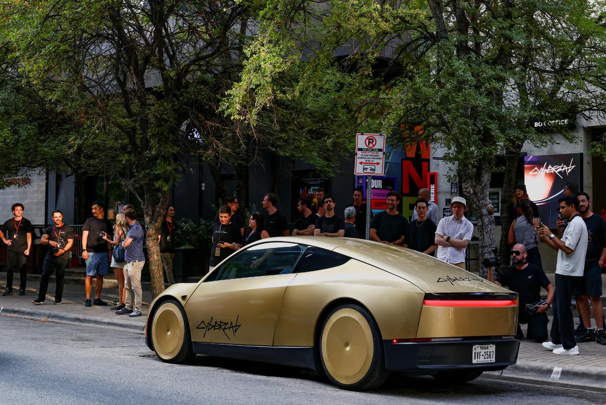S&uuml;r&uuml;c&uuml;s&uuml;z Tesla ya bindi, 10 dakikalık yol 70 dakika s&uuml;rd&uuml;! Peki neden? 3