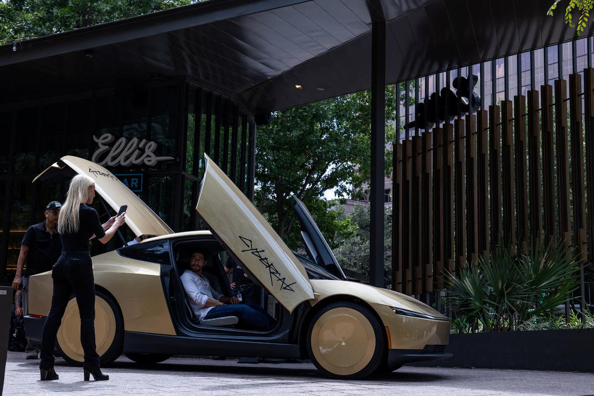 S&uuml;r&uuml;c&uuml;s&uuml;z Tesla ya bindi, 10 dakikalık yol 70 dakika s&uuml;rd&uuml;! Peki neden? 4
