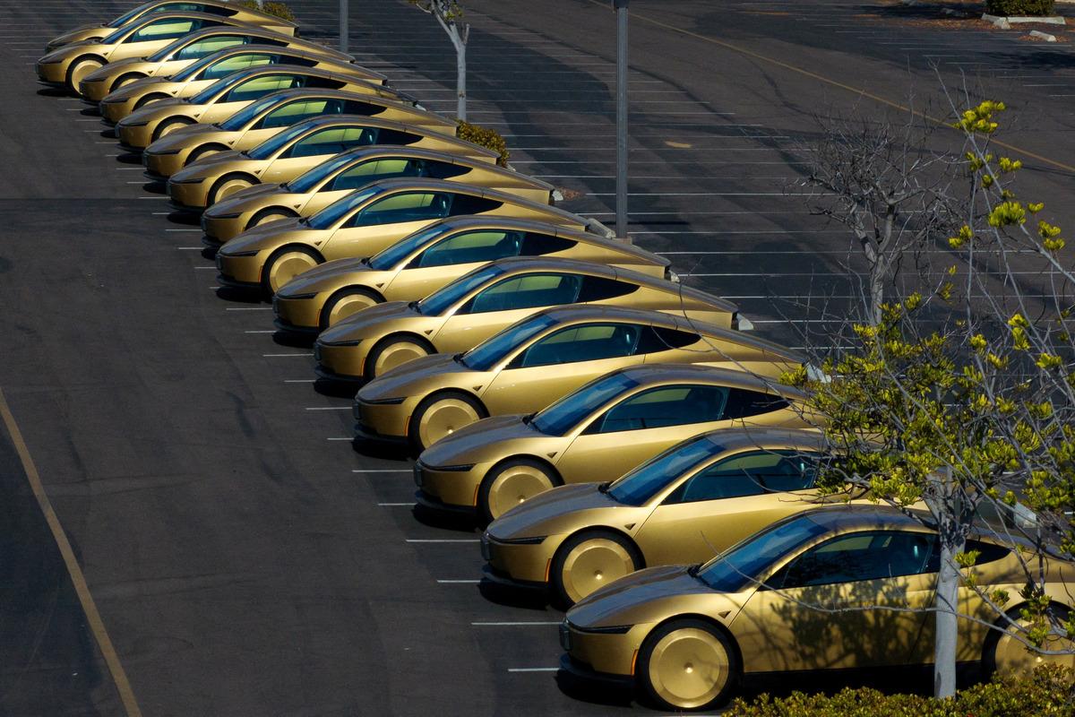 S&uuml;r&uuml;c&uuml;s&uuml;z Tesla ya bindi, 10 dakikalık yol 70 dakika s&uuml;rd&uuml;! Peki neden? 1