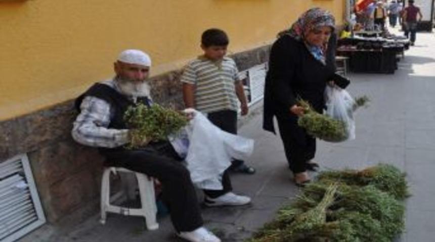 Seksenlik dedenin &ccedil;alışma azmi gen&ccedil;lere &ouml;rnek oluyor