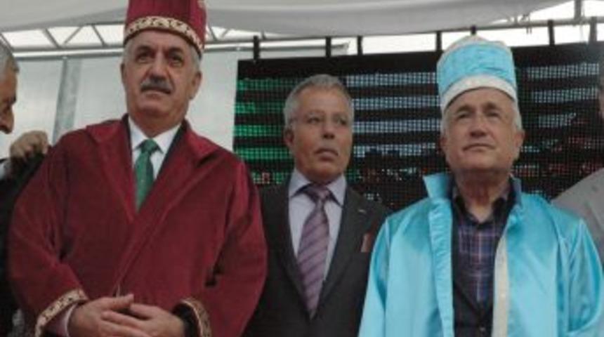 Meclis Başkanı &Ccedil;i&ccedil;ek, şed kuşandı