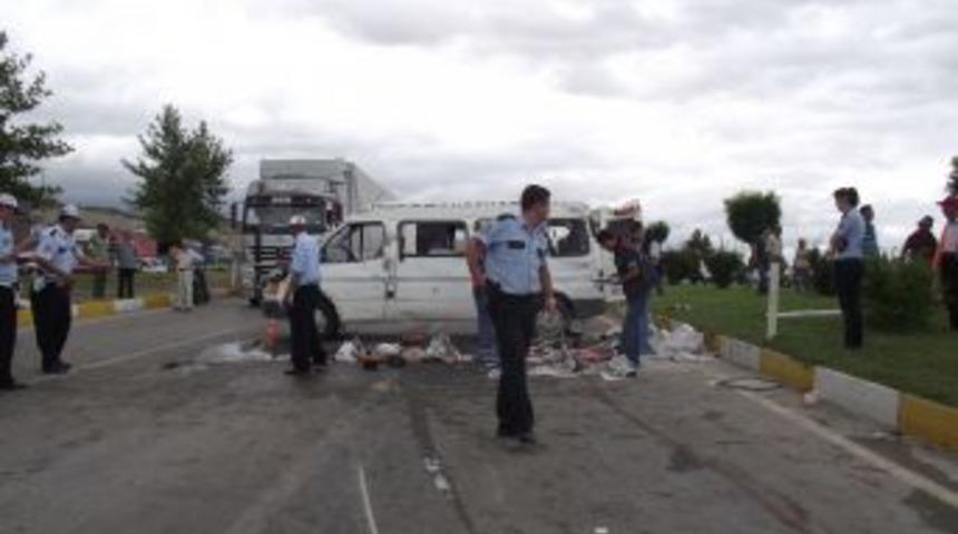 Erbaa'da kamyon ile minibüs çarpıştı: 2 ölü, 17 yaralı