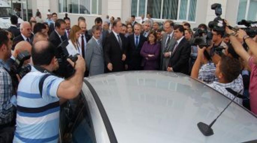 Bakan Şahin, elektrikli aracı test etti: Arabada sorun yok, şof&ouml;r de biraz var