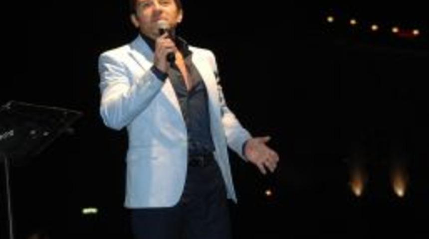 Uğur Arslan şiirlerini şehitler i&ccedil;in okudu