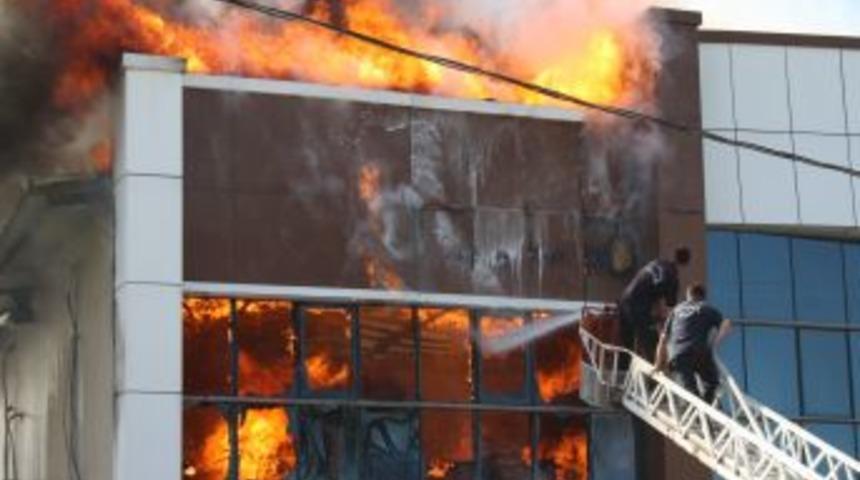 Mobilya imalathanesi alev alev yandı