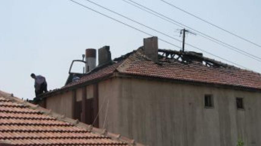 Samanlıkta &ccedil;ıkan yangın evin &ccedil;atısına sı&ccedil;radı