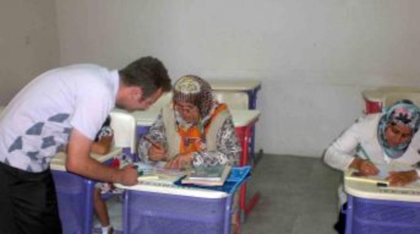 &Ccedil;ocuklar okuma salonuna, ebeveyleri okuma-yazma kursuna gidiyor