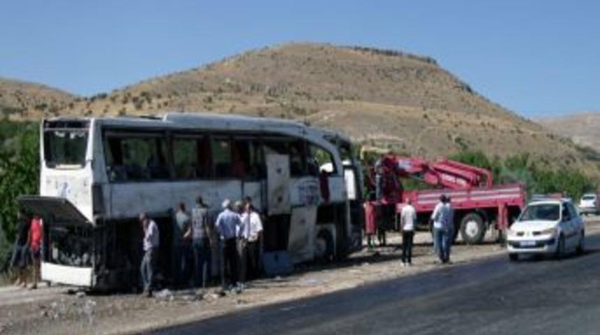 Malatya&rsquo;da otob&uuml;s devrildi: 3 &ouml;l&uuml; 30 yaralı