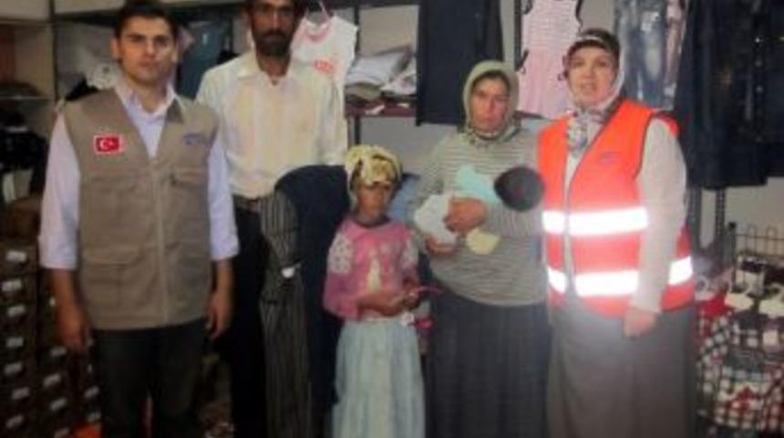 Kimse Yok Mu Derneği, bayram &ouml;ncesi 200 &ccedil;ocuğu sevindirdi