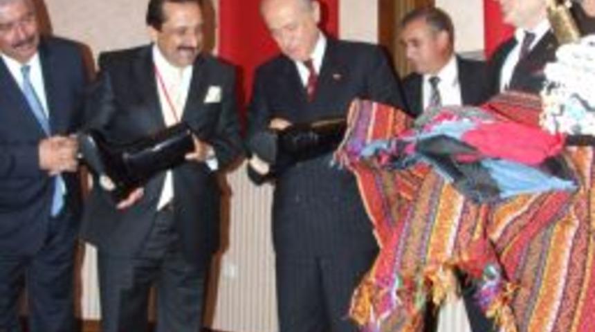 Devlet Bah&ccedil;eli&rsquo;ye efe kıyafeti ve kılı&ccedil; hediye edildi