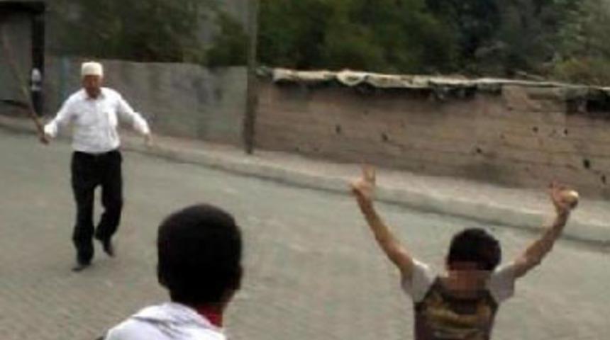 Eylemcileri sopayla kovaladı