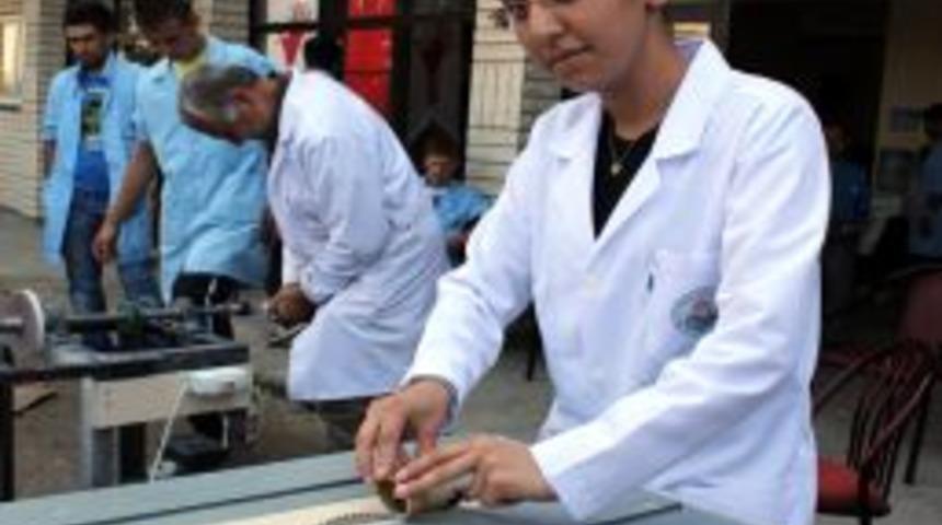 Bug&uuml;ne kadar sadece erkeklerin yaptığı kemik tarak işine kadın eli değdi