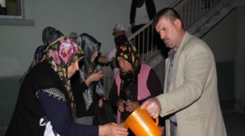 Sıcaktan bunalan cemaate soğuk limonata