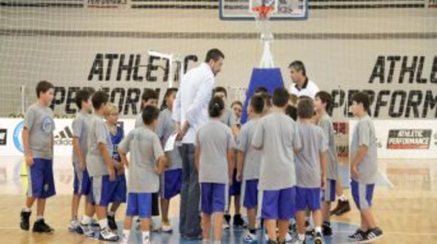 Hidayet T&uuml;rkoğlu hakemlik yaptı, minikler coştu