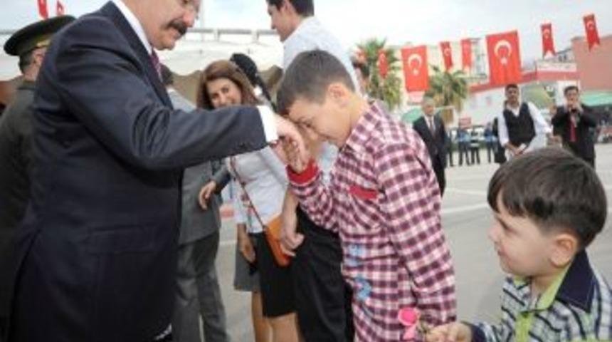 Vali Cerrah: Bayramlar sevgiyi yaşatmak i&ccedil;indir