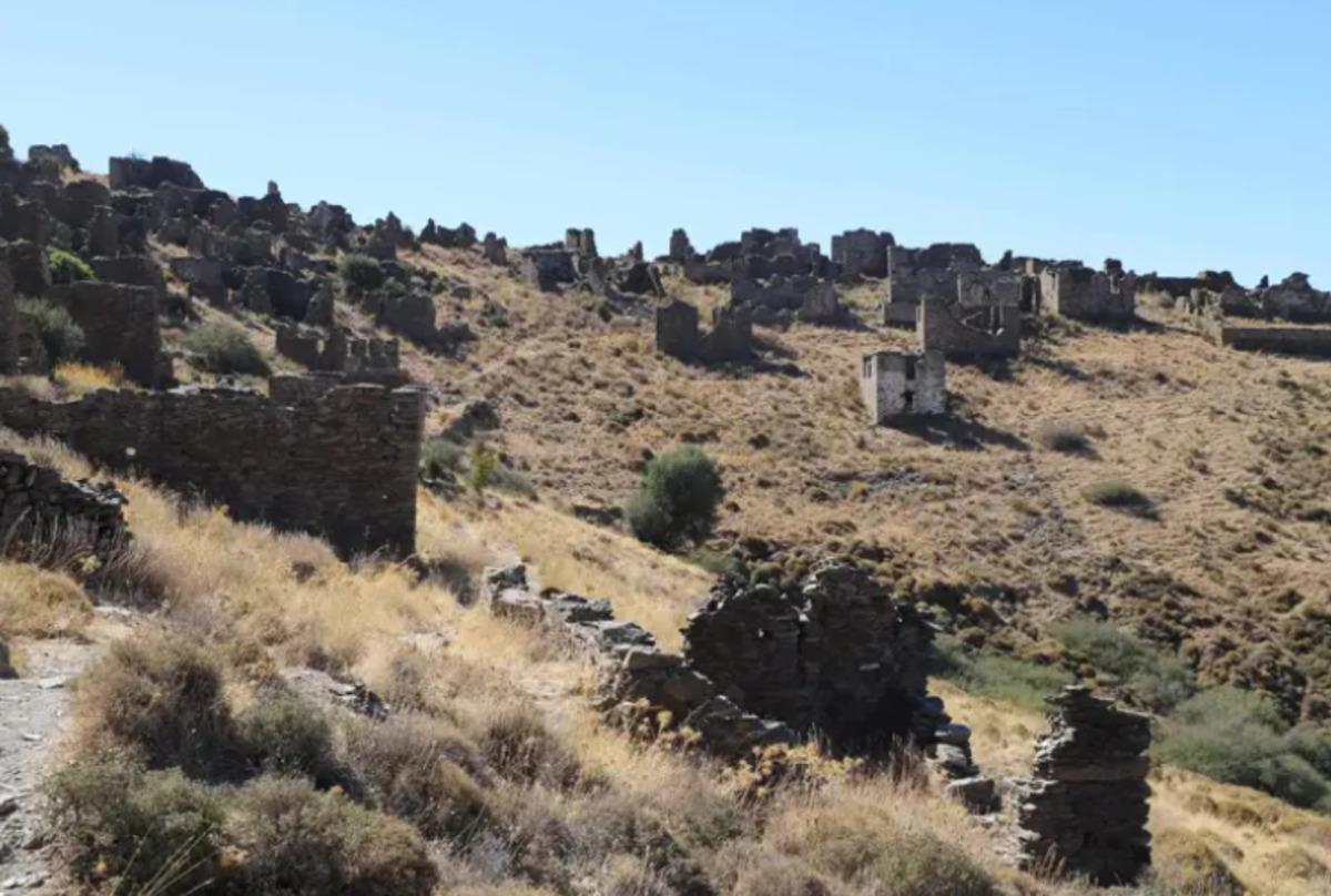 İzmir in 103 Yıllık  Hayalet K&ouml;y&uuml; : Burada zaman adeta durmuş 3
