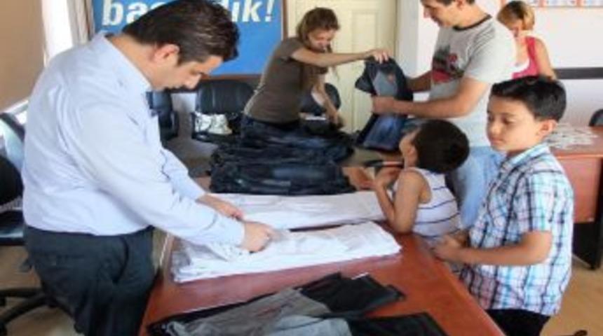 AK Parti'li gen&ccedil;lerden dar gelirlilere giyecek yardımı