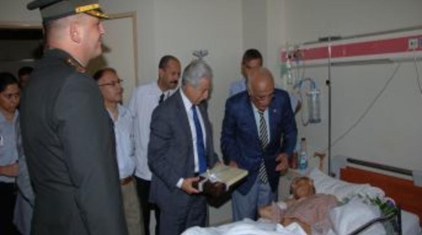 Adana protokol&uuml; bayramda kimsesiz ve yaşlıları unutmadı