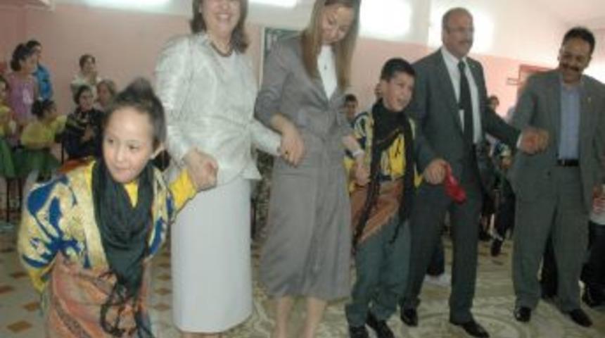 Down sendromlu &ccedil;ocuk Bakan Şahin&rsquo;i neşelendirdi, halaya ortak etti