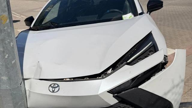Siirt’te otomobil aydınlatma direğine çarptı