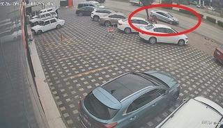 Kontrolden &ccedil;ıkan ara&ccedil; &ouml;nce kamyonete, sonra park halindeki ara&ccedil;lara &ccedil;arptı