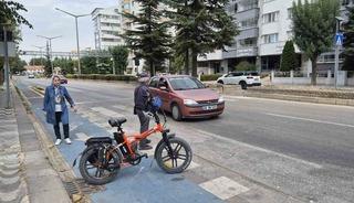 Eskişehir&rsquo;de otomobilin &ccedil;arptığı bisiklet s&uuml;r&uuml;c&uuml;s&uuml; yaralandı