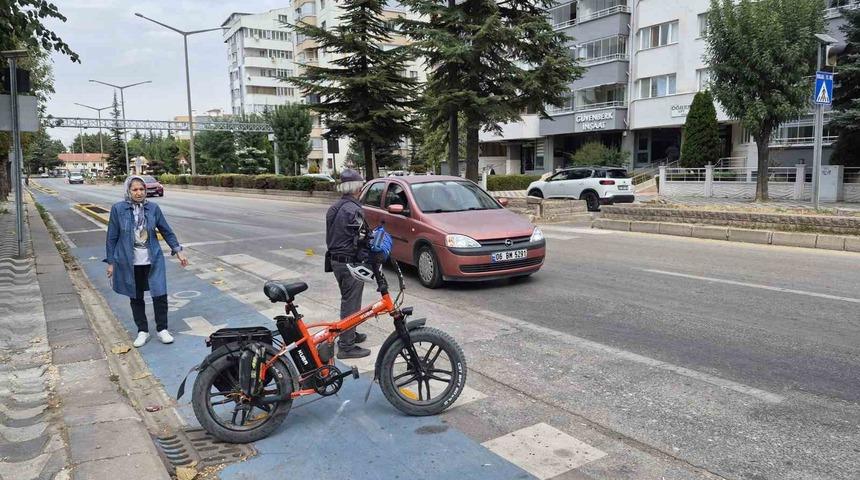 Eskişehir&rsquo;de otomobilin &ccedil;arptığı bisiklet s&uuml;r&uuml;c&uuml;s&uuml; yaralandı
