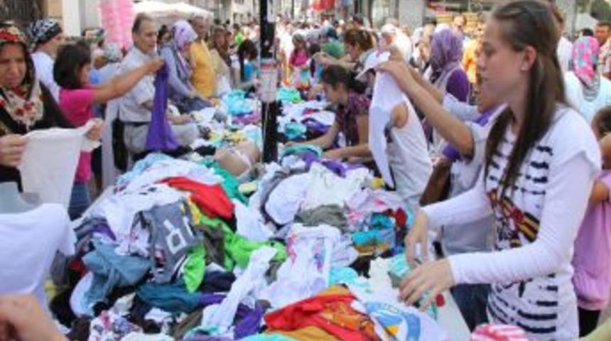 Arife g&uuml;n&uuml; &ccedil;arşı ve pazarlarda yaşanan hareketlilik esnafı memnun etti