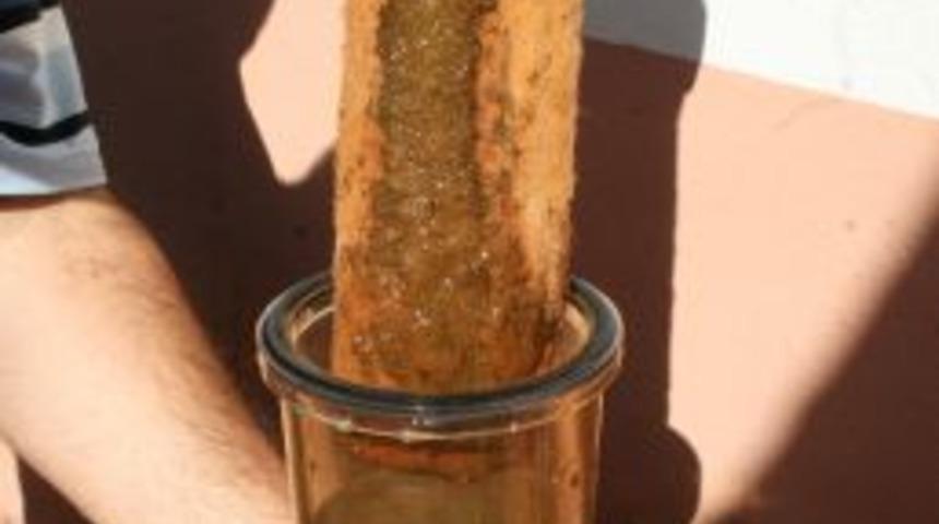 Musluk suyu kumlu akınca vatandaş &ccedil;areyi filtrede buldu