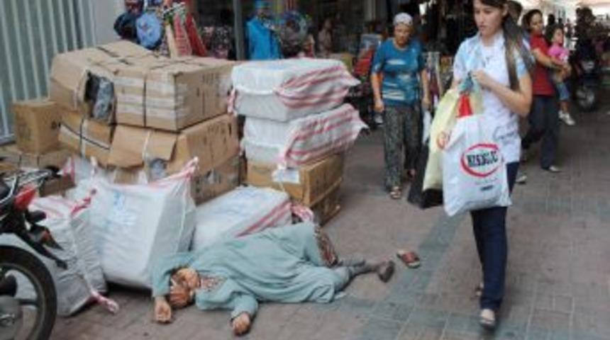 Sara krizi geçiren dilenci kadın, ayıldıktan sonra dilenmeye devam etti