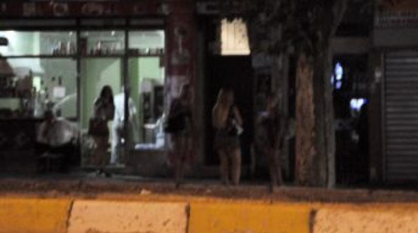 Aileler geçiyor, travestiler pazarlık yapıyor