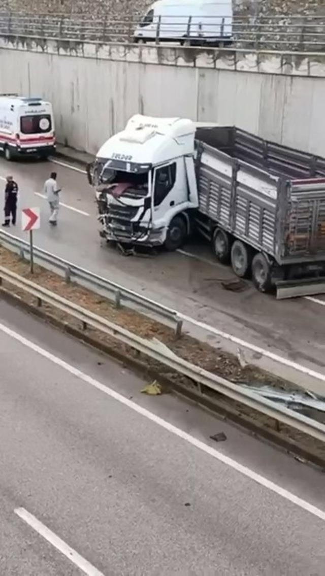 Yağış sebebiyle kontrolden &ccedil;ıkan tır makasladı: S&uuml;r&uuml;c&uuml; yaralandı 2