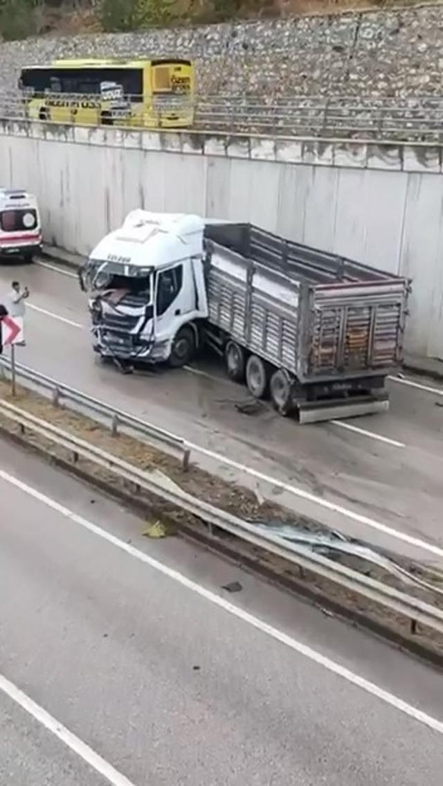 Yağış sebebiyle kontrolden &ccedil;ıkan tır makasladı: S&uuml;r&uuml;c&uuml; yaralandı 1