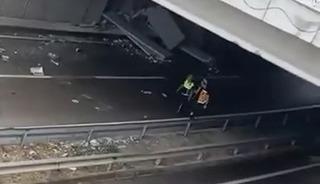 Yağış sebebiyle kontrolden &ccedil;ıkan tır makasladı: S&uuml;r&uuml;c&uuml; yaralandı