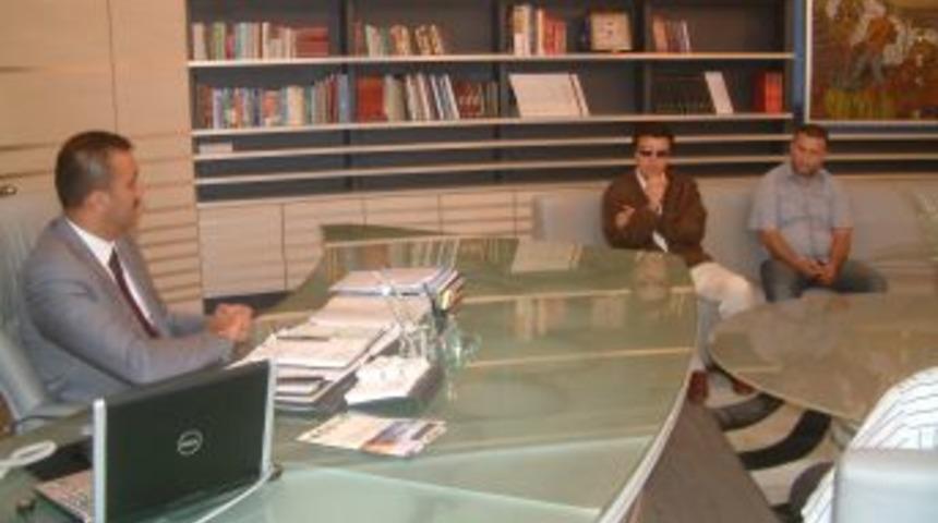 Sanat&ccedil;ı Erol B&uuml;y&uuml;kbur&ccedil;, D&uuml;zce Belediye Başkanı Bayram'ı ziyaret etti