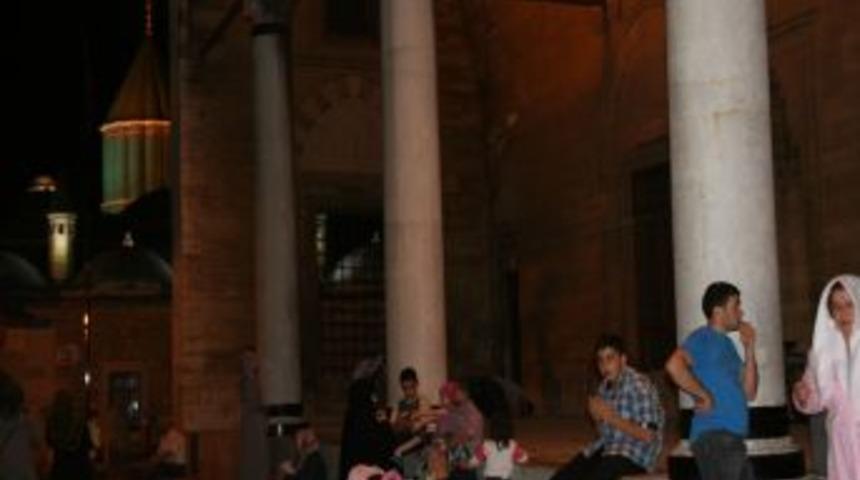 Mevlana diyarında vatandaşlar son teravih i&ccedil;in camilere akın etti