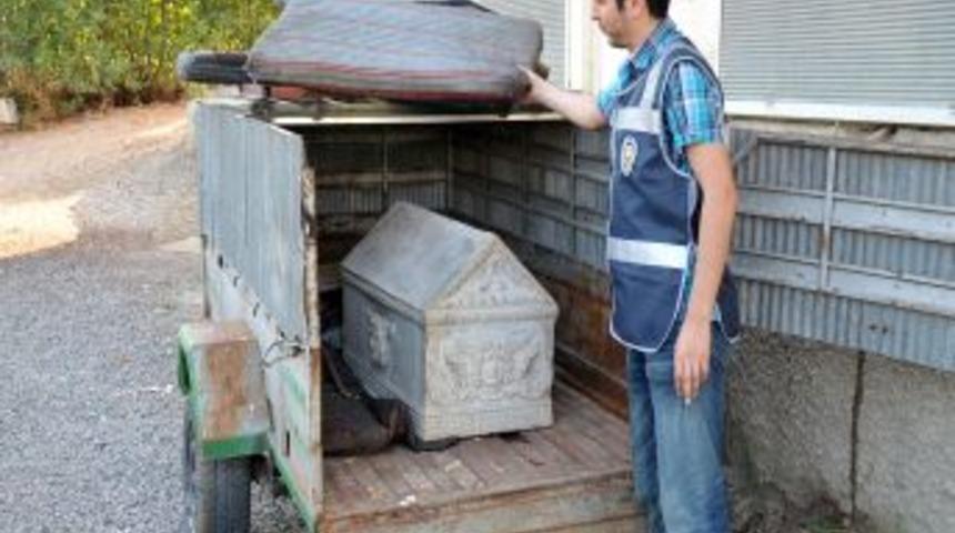 D&uuml;nyanın tek metal i&ccedil;erikli &ccedil;ocuk lahidi r&ouml;morkta ele ge&ccedil;irildi