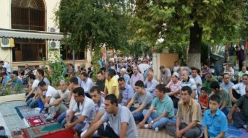 İzmir'de bayram namazı huşu i&ccedil;inde kılındı