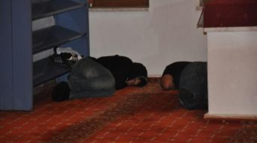 Evsizler camileri mesken tutuyor