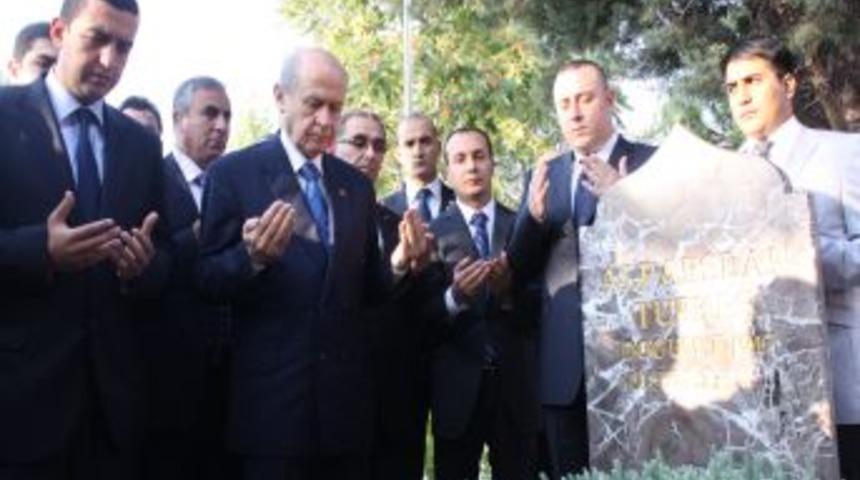 Bah&ccedil;eli bayram namazının ardından Başbuğ&rsquo;un kabrini ziyaret etti