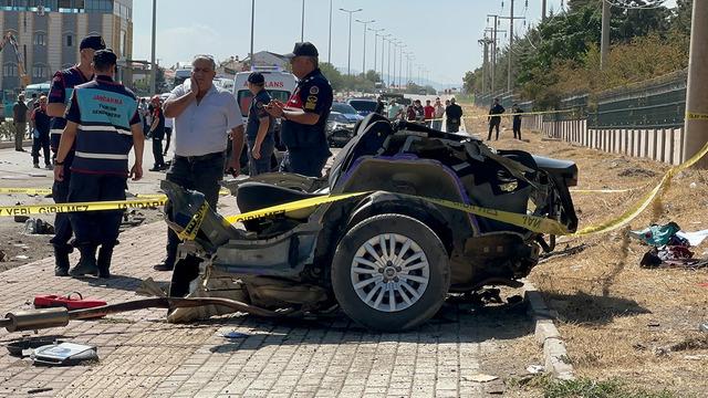 Elazığ'da korkun&ccedil; kaza! İkiye b&ouml;l&uuml;nd&uuml;: 2 &ouml;l&uuml;, 2 yaralı